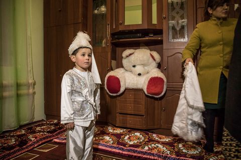 Beknur Bakhtiarov wacht op zijn besnijdenis in zijn ouderlijk huis in Xiva in Oezbekistan