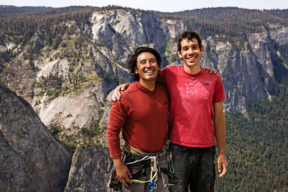 Chin en Honnold poseren op de top van El Capitan enkele momenten nadat Honnold zijn historische vrije solo had voltooid