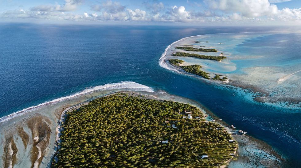 Het tij stuwt water vanuit de Grote Oceaan links door het honderd meter brede kanaal de lagune in Net als andere atollen is Fakarava gevormd rond een vulkanisch eiland dat daarna is verzonken Door stormen wordt dood koraal aangevoerd waardoor het atol deels boven zee niveau komt