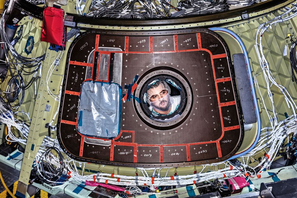 Een technicus installeert componenten in de CST100 Starliner een nieuwe capsule ontwikkeld door Boeing die maximaal vijf passagiers naar het ISS kan brengenMede dankzij jonge ondernemers die opereren op het snijvlak van wetenschap en commercie hebben we de maan opnieuw in het vizier en staan we aan het begin van een tweede space age