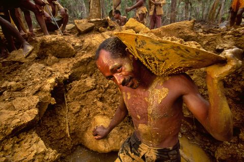Een illegale mijnwerker is op zoek naar saffier in Ankarana Nationaal Park in het noorden van Madagaskar 1998