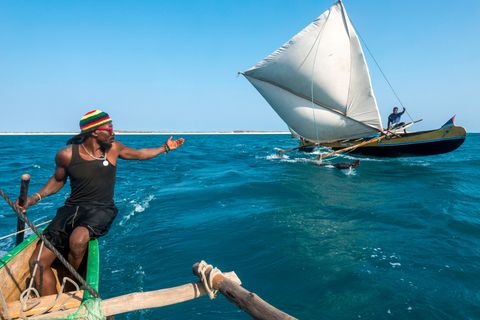 De Vezo letterlijk mensen die vissen zijn een etnische groep in Madagaskar Hier vissen mannen met hun uitleggerkano voor de kust van Andavadoaka een vissersdorp in het zuidwesten van het eiland 2017
