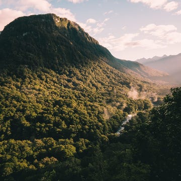 Rij mee over de mooiste weg van Nieuw-Zeeland Het uitkijkpunt Pops View rechts langs de Milford Road