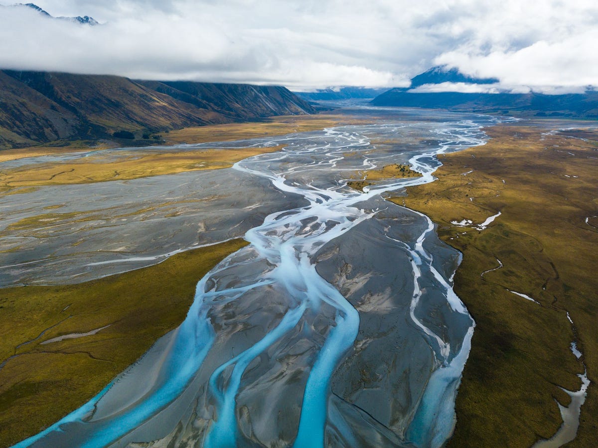 Gletsjerwater loopt uit naar het beroemde blauwe meer Lake Tekapo