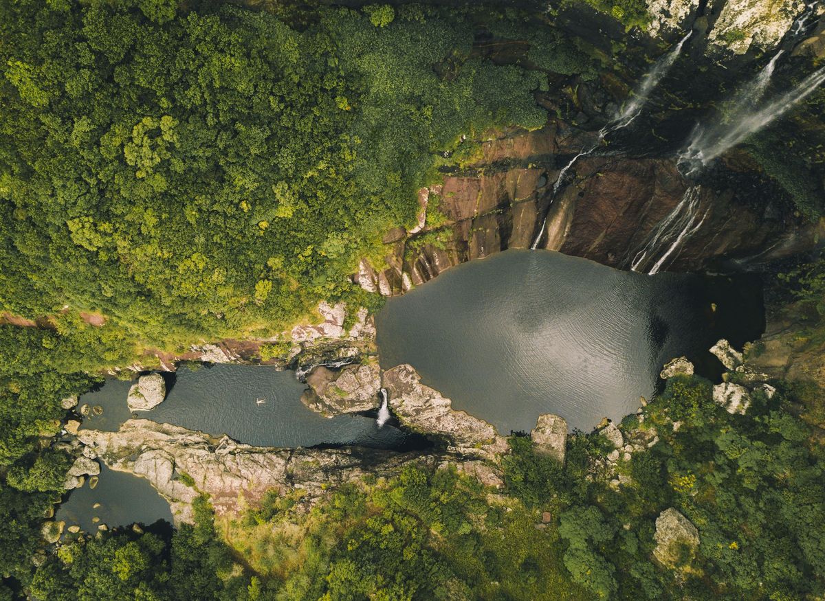 Een van de vele plateaus met watervallen in de Tamarindvallei Zie je Veerle drijven