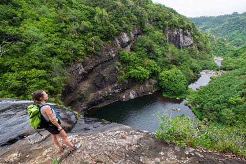 Veerle kijkt uit over de Tamarindvallei Nog even en dan is de top van de waterval bereikt