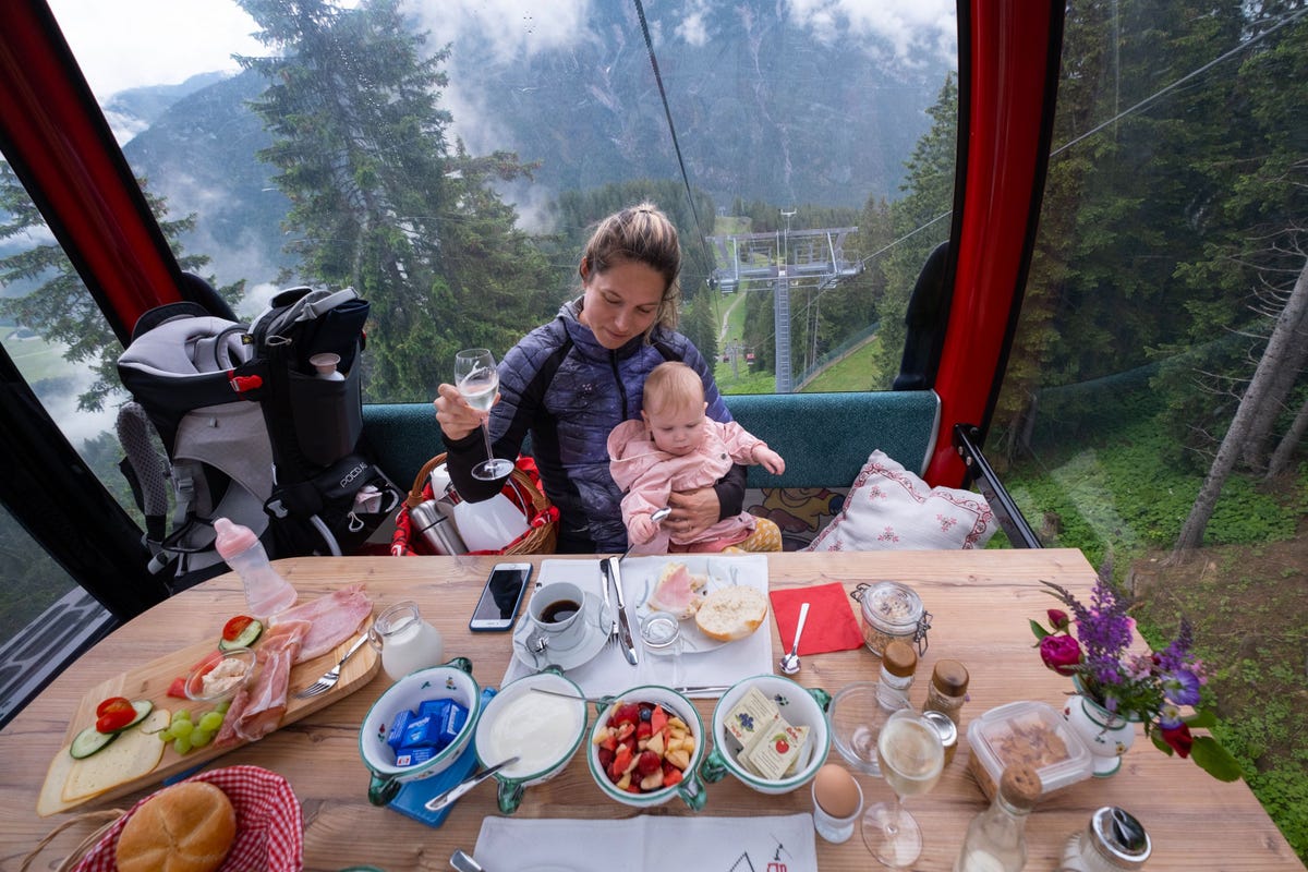 Digital nomad Veerle Witte ontbeet in een Oostenrijkse gondelbaan