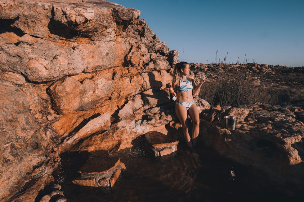 Genieten van de zonsondergang in de Rock Pool die bij de openluchtslaapkamer hoort
