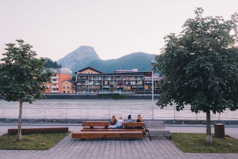 Een groepje jongeren langs de Innrivier in Kufstein