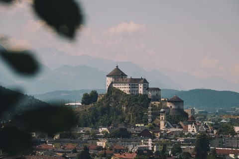 Je herkent Kufstein al van grote afstand door het kasteel dat op de heuvel van de stad prijkt