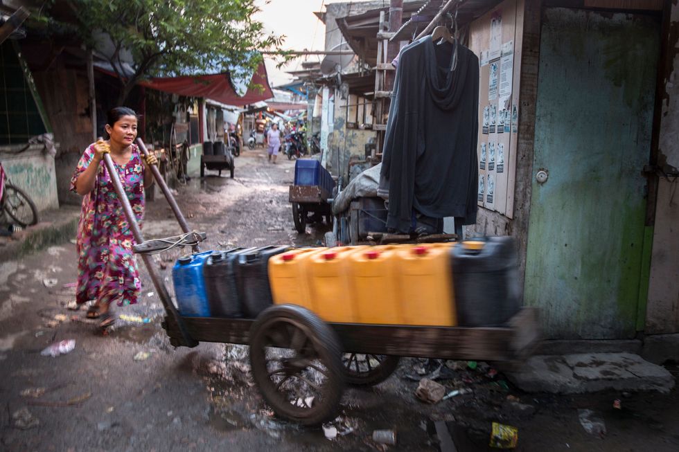 Zoals veel inwoners van Jakarta heeft Sarmini geen toegang tot het waterleidingnet Het water voor dagelijks gebruik koopt ze bij de pomp in haar wijk waarvan zon 150 gezinnen gebruikmaken Drinkwater moet apart worden gekocht