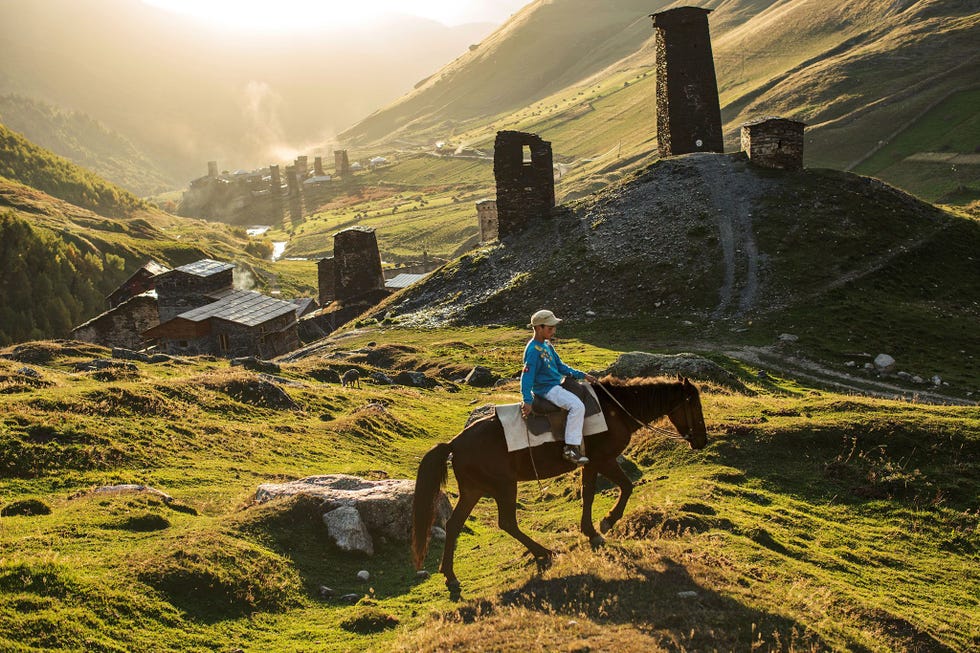 Een ruiter reist door het dorp Chaajash een van de goed beschermde Ushguligemeenschappen in Upper Svaneti in Georgi