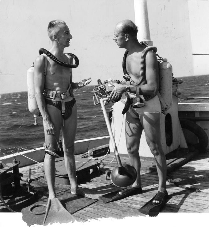 Jacques Cousteau instrueert Luis Marden voordat ze met een AquaLung gaan duiken