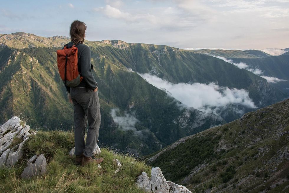 Een hiker geniet van het uitzicht boven de Rakitnica Canyon
