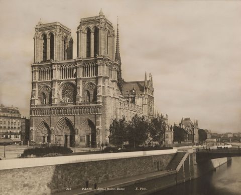 De NotreDame hier afgebeeld in de jaren 20 aan de rivier de Seine is al eeuwenlang een symbool van Parijs Afgelopen maandag 15 april 2019 verwoestte een brand de constructie en veroorzaakte onherstelbare schade