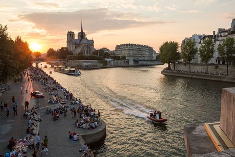 Bij zonsondergang zitten de oevers van de Seine vol met Parijzenaars