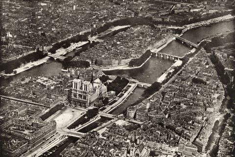 De kathedraal NotreDame in het centrum van Parijs is een van de drukste toeristische attracties ter wereld met zon 30000 bezoekers per dag