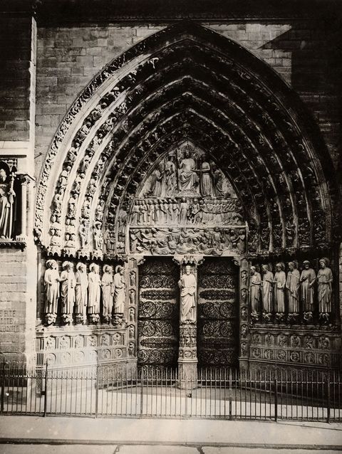 Op het Portaal van het laatste Oordeel zijn de doden te zien die de aartsengel Michal tegemoet kruipen Het portaal werd gehouwen rond 1220 om scnes  uit het Evangelie van Mattes weer te geven