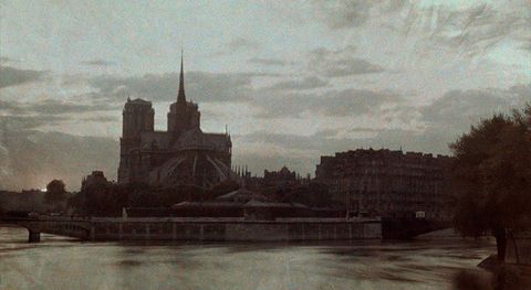 De zonsondergang verduistert de NotreDame op deze foto uit 1923