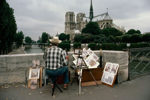 Een kunstenaar bekijkt de NotreDame vanaf de Pont de LArcheveche