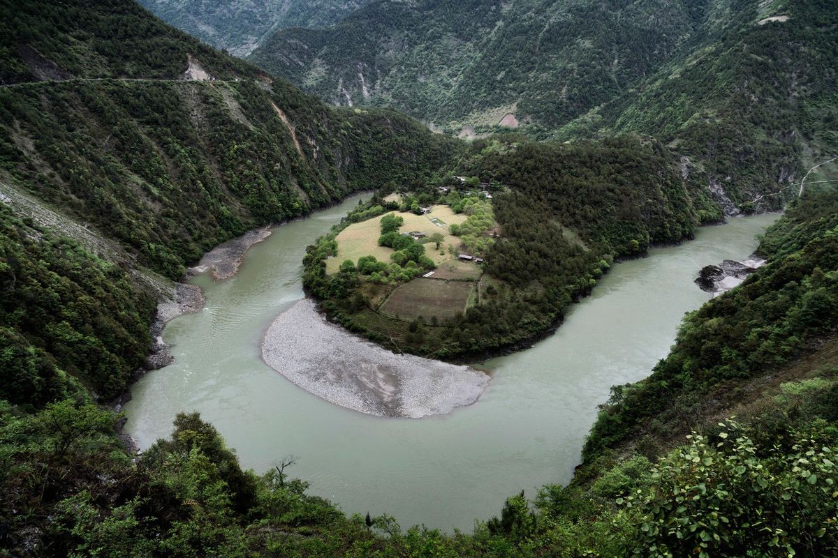Ontspringend uit Tibetaanse gletsjers en vloeiend naar de Andamaanse Zee  stroomt de Chinese Nu rivier door een scherpe bocht nabij Bingzhonluo in de provincie Yunnan De plannen om een cascade van dammen in de rivier te bouwen moeten nu wachten