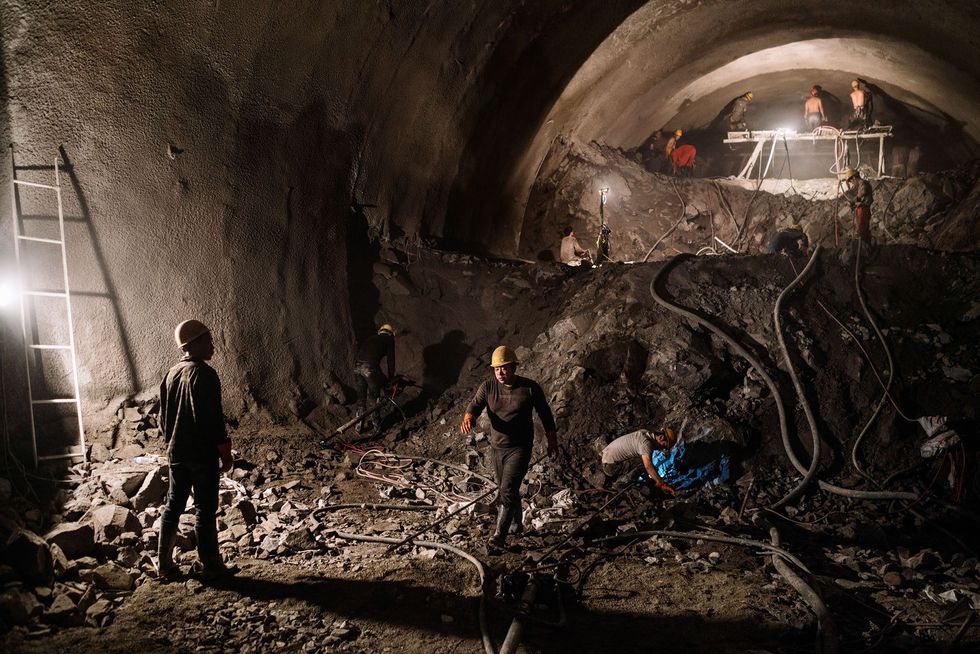 Werkmannen werken aan het Huipo Tunnel Project dat ervoor zal zorgen dat een snelweg  tussen Baoshan waar een groot vliegveld ligt en Liuku de toegangspoort naar het gebied van de Nu