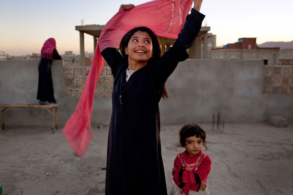 Nujoud Ali twee jaar na haar scheiding van haar echtgenoot toen ze pas acht jaar oud was Hij was meer dan twintig jaar ouder dan zij Nujouds verhaal veroorzaakte schokgolven door Jemen en zorgde ervoor dat het parlement een wetsvoorstel overweegt om een minimale wettelijke trouwleeftijd in te voeren