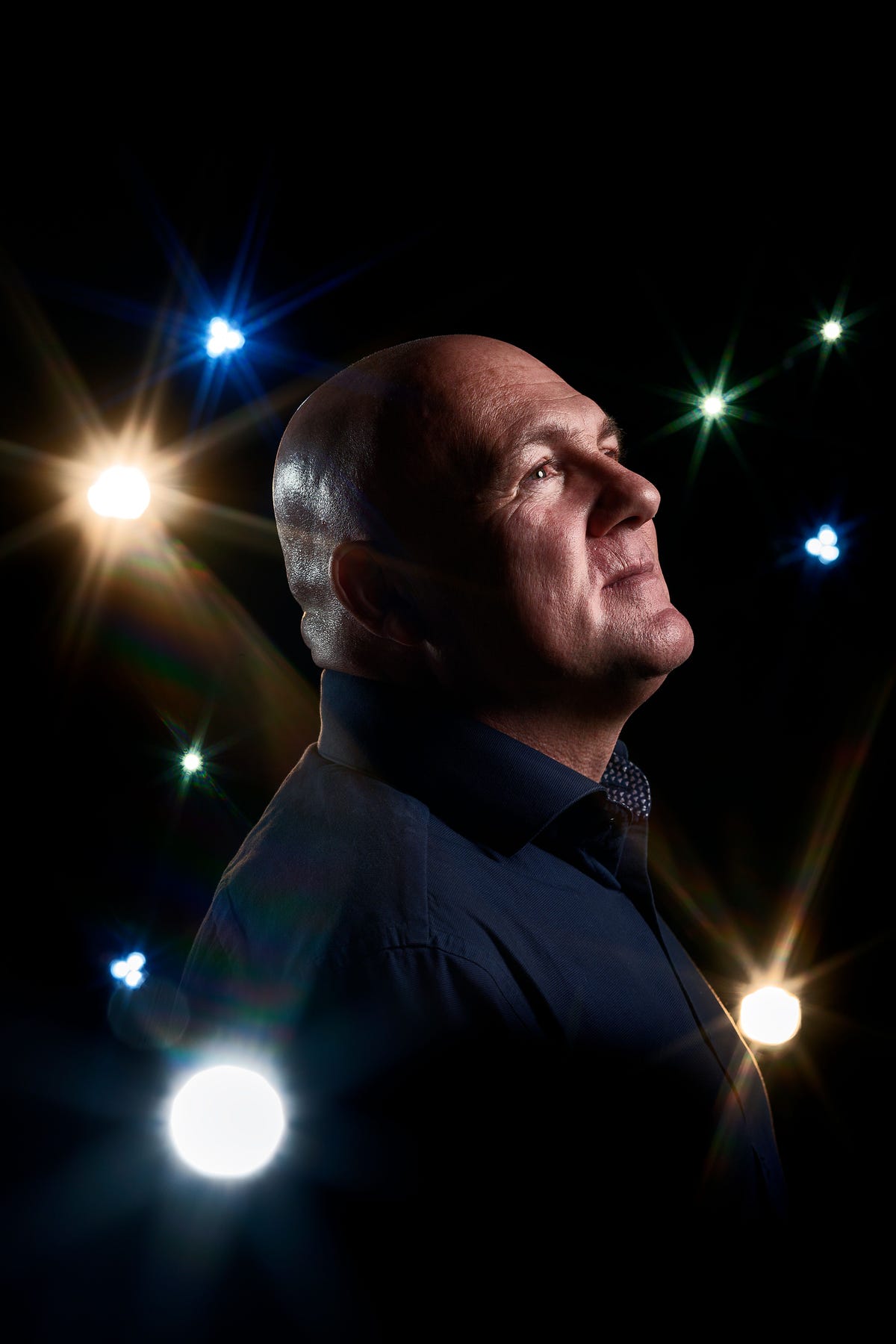 Andr Kuipers 60 mag officieel met pensioen zijn bij ESA astronaut is hij voor het leven Hij heeft zo zijn gedachten over ruimtetoerisme en een nieuwe maanlanding Maar bovenal wil hij jonge generaties inspireren goed met de aarde om te gaan