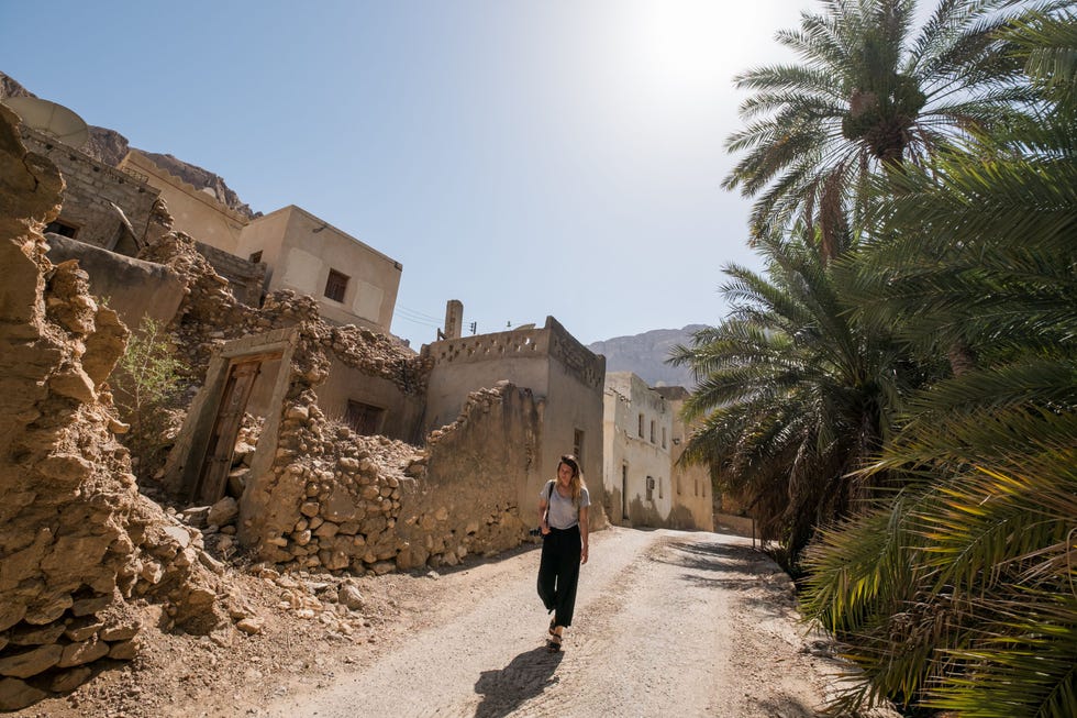 Wandelen door een bergdorpje in Wadi Tiwi