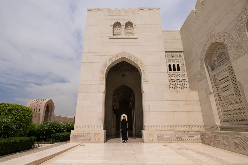 Digital nomad Veerle Witte bij de Grand Mosque in Muscat