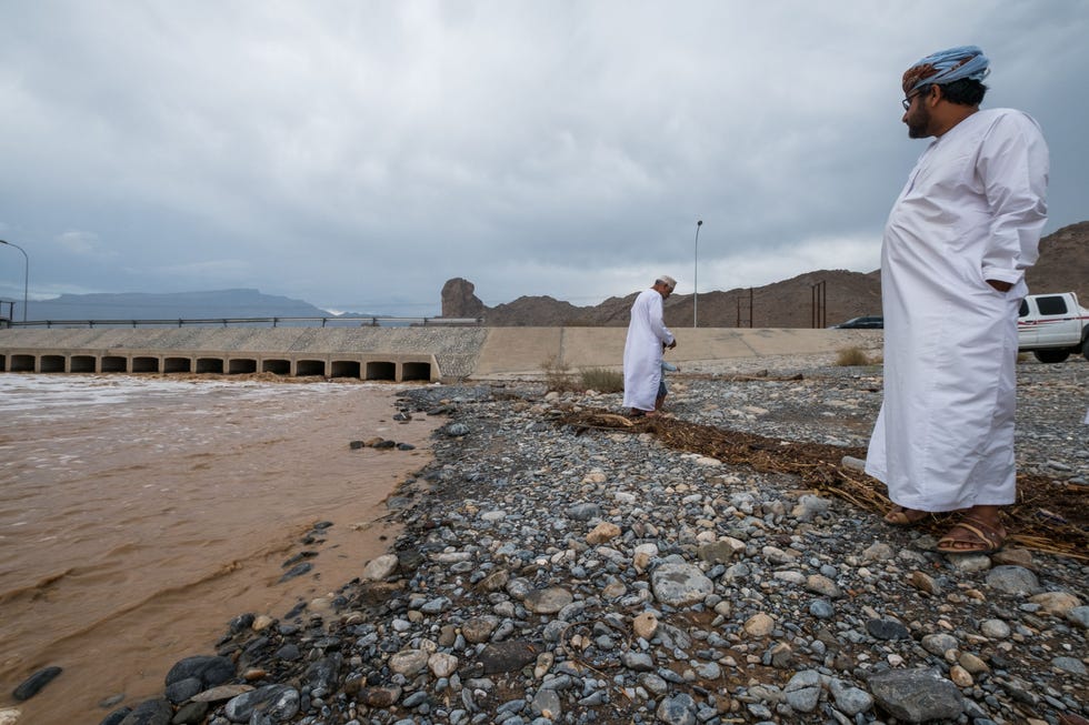 Omani kijken uit over de rivier die een aantal uur geleden nog droog stond