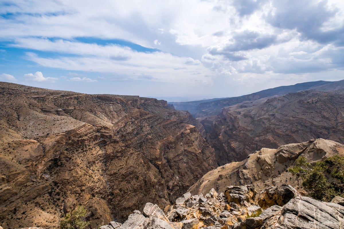 Het uitzicht vanaf hotel Alila Jabal Akdhar op een kloof in het Al Hajargebergte