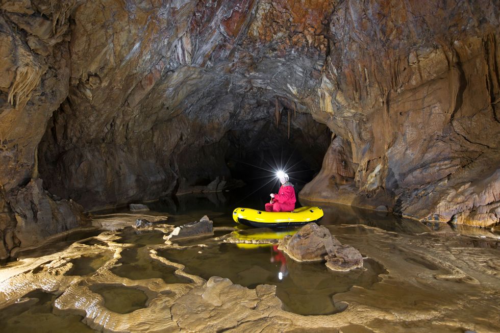 Varen in de onderaardse grot Krina jama waar holenberen ooit hun winterslaap hielden
