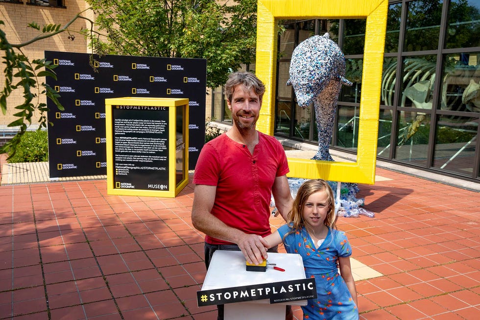 Merijn Tinga ambassadeur STOPMETPLASTIC onthult samen met dochter Jildou 10 het kunstwerk