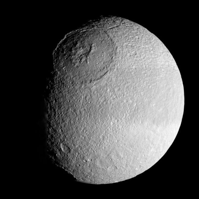De enorme Odysseus krater op Tethys is 450 in doorsnede en bijna 10 kilometer diep