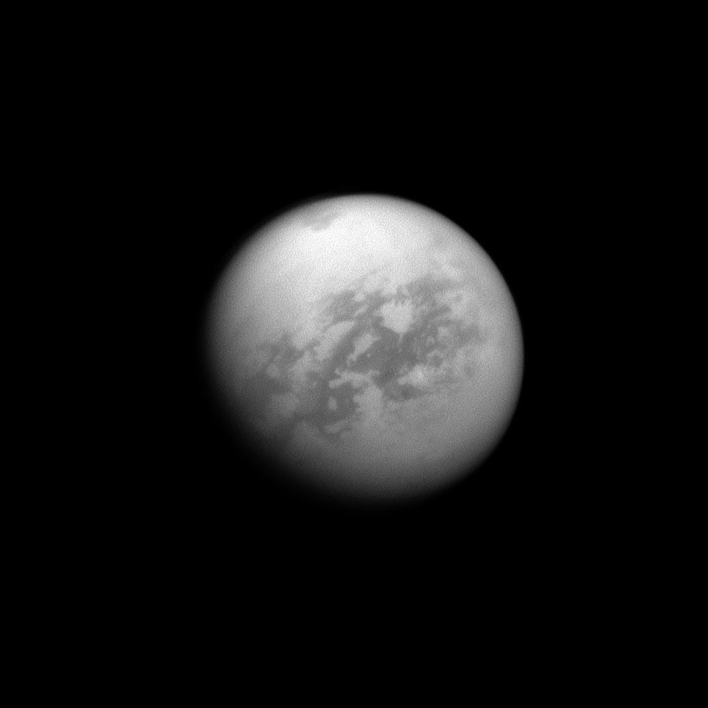 DE ENORME ZEE OP TITAN KRAKEN MARE IS ZICHTBAAR IN DE LINKSBOVENHOEK VAN DE MAAN OP DEZE FOTO VAN CASSINI