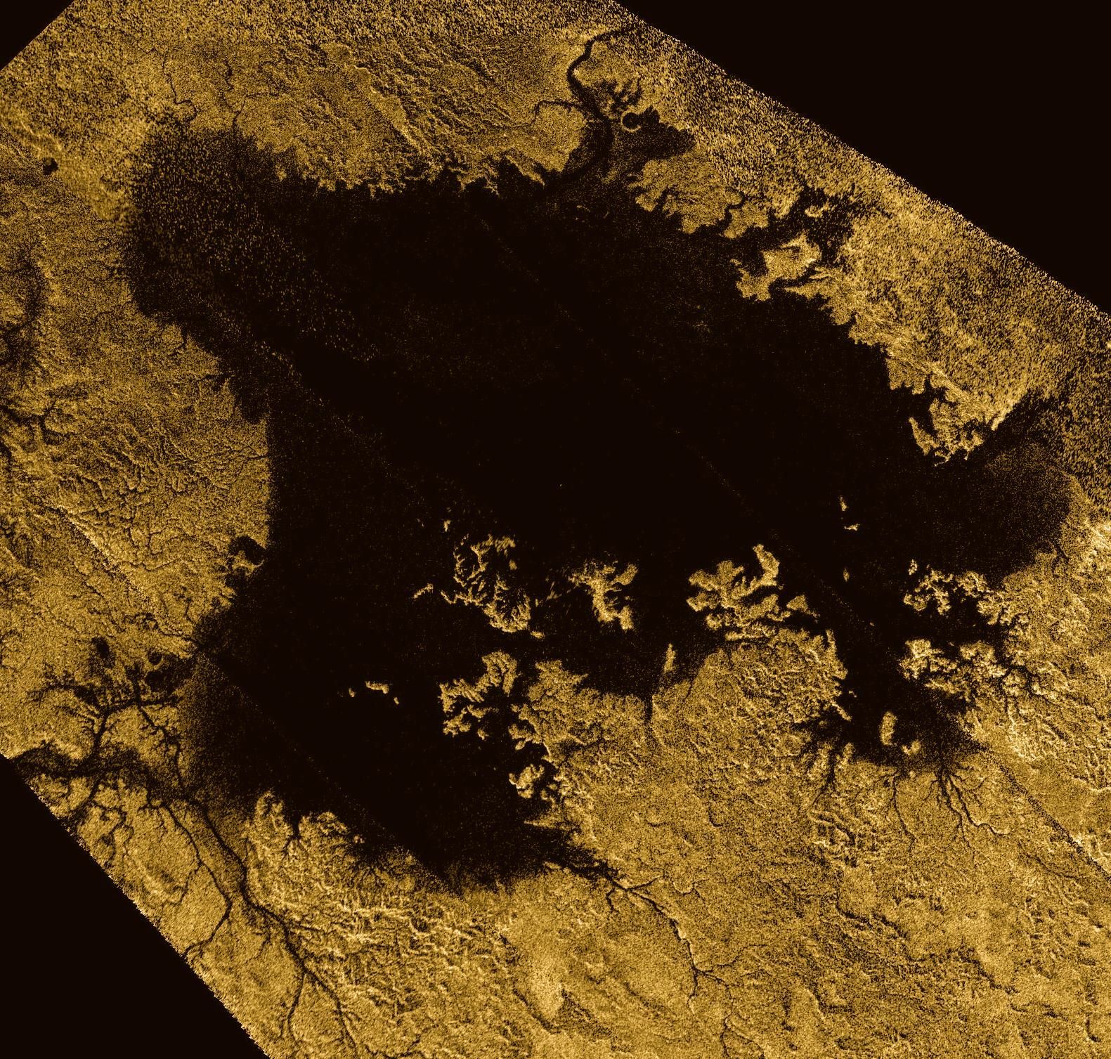 LIGEIA MARE HET OP EEN NA GROOTSTE MEER OP TITAN WORDT HIER AFGEBEELD MET EEN NAMAAKKLEURENBEELD VAN DE CASSINIRADAR