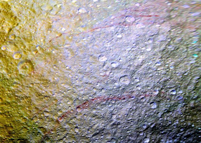 Er lijken mysterieuze rode strepen op Tethys geschilderd te zijn