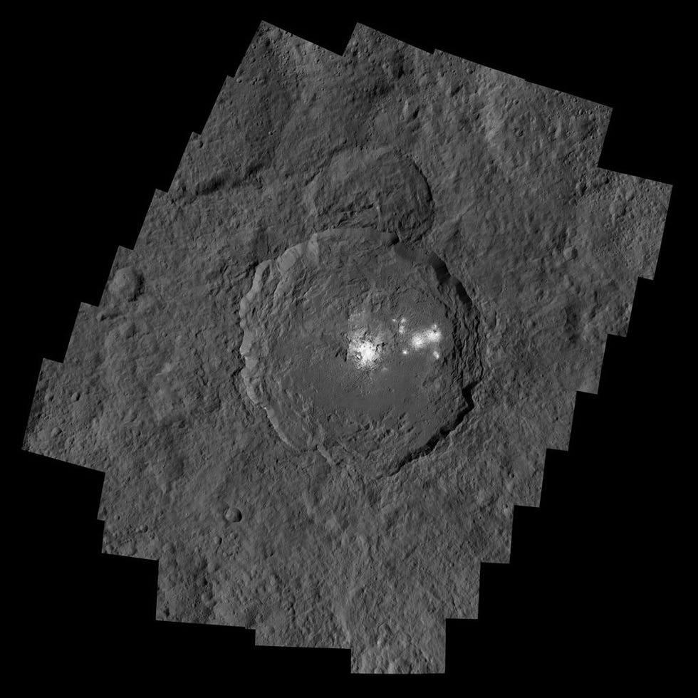 In het midden van de krater Occator de plek waar de heldere vlekken op Ceres zijn waargenomen bevindt zich een heuvel NASAJPLCaltechUCLAMPSDLRIDAPSILPI
