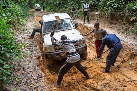 Tussen Bandundu en Inongo graven bankmedewerkers en politiebegeleiders de jeep uit