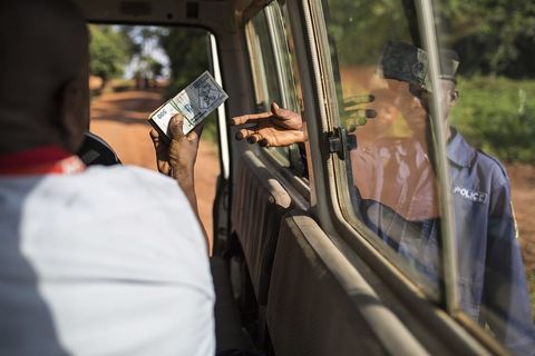 In een dorp tussen Kindu en Kasongo in OostCongo krijgen agenten vanuit de auto hun loon betaald