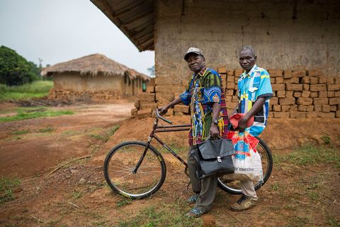 In Tandembelo WestCongo moeten een schoolhoofd en docent een dag fietsen met het loon van alle leraren