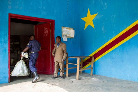 Na aankomst in Feshi in het zuidwesten van Congo nemen bankmedewerkers hun intrek in kantoren van een plaatselijke bestuurder Ze blijven daar tot alle ambtenaren in de regio zijn betaald