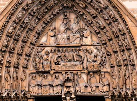 In het Portaal van de Maagd aan de westelijke hoofdfaade van de NotreDame is uitgebeeld hoe de profeten de rol van de Maagd onder haar dood midden en haar hemelvaart en kroning tot koningin der hemelen boven voorspellen