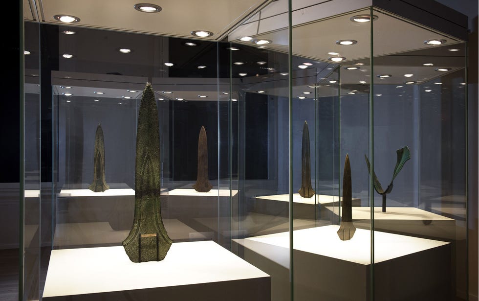 De zes zwaarden verenigd op de tentoonstelling Vlijmscherp Verleden