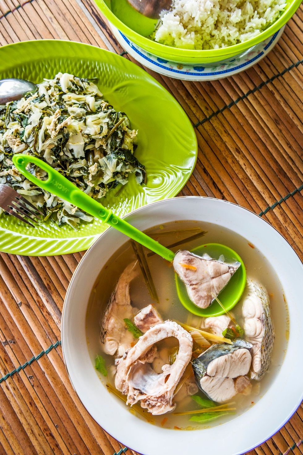Een oppeppend vissoepje met groenten en rijst in de homestay