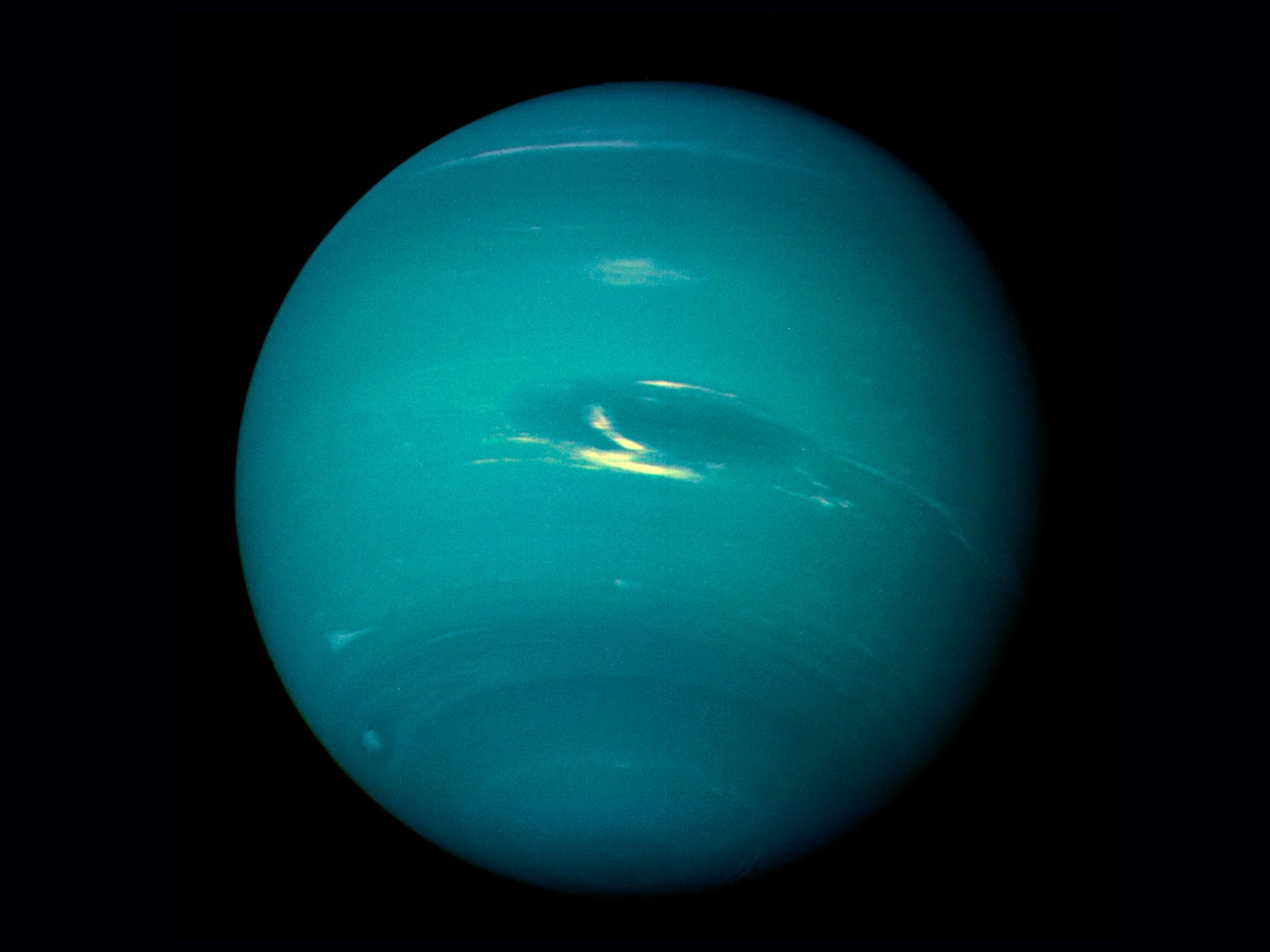 Voyager 2 vloog op 25 augustus 1989 langs Neptunus de laatste van de planeten die het op zijn reis tegenkwam en maakte deze fascinerende opname van zijn diepblauwe atmosfeer