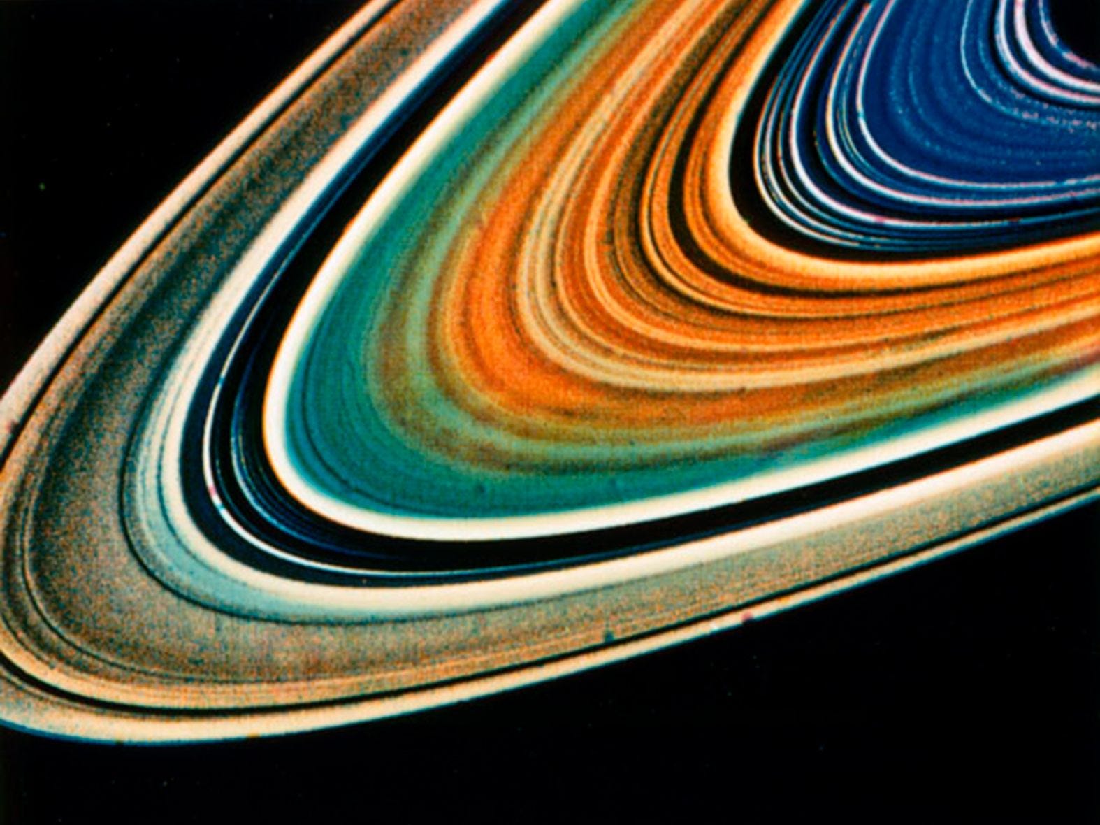 Op 17 augustus 1981 vloog Voyager 2 op een afstand van 86 miljoen kilometer langs de ringen van Saturnus waarbij de sonde deze spectaculaire valsekleurenopname in zichtbaar en ultraviolet licht maakte