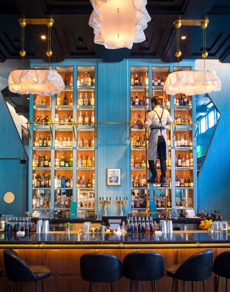 Barman Jason Moser vult de drunken bij in de Villon Bar van het nieuwe Proper Hotel aan Market Street