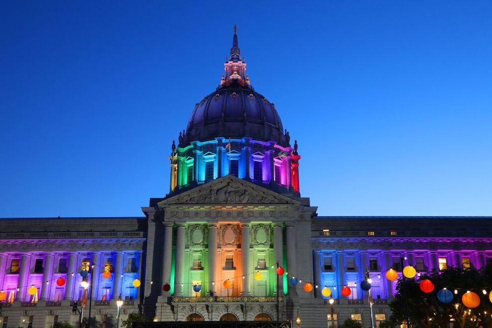 Tijdens de gaypride de grootste in de VS baadt het stadhuis in de kleuren van de regenboog